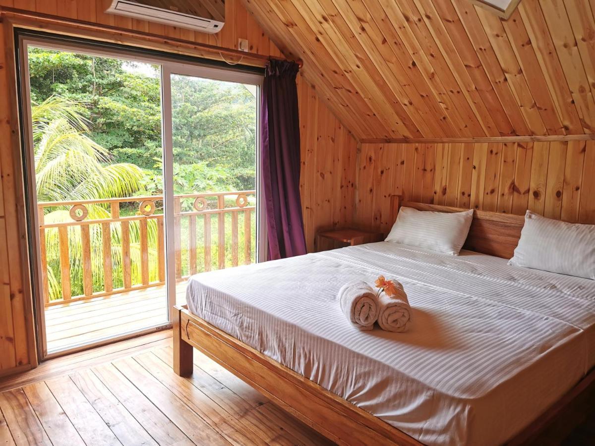 CHEZ MARVA Grande Villa COCO 3 à 12 personnes La Digue  Extérieur photo