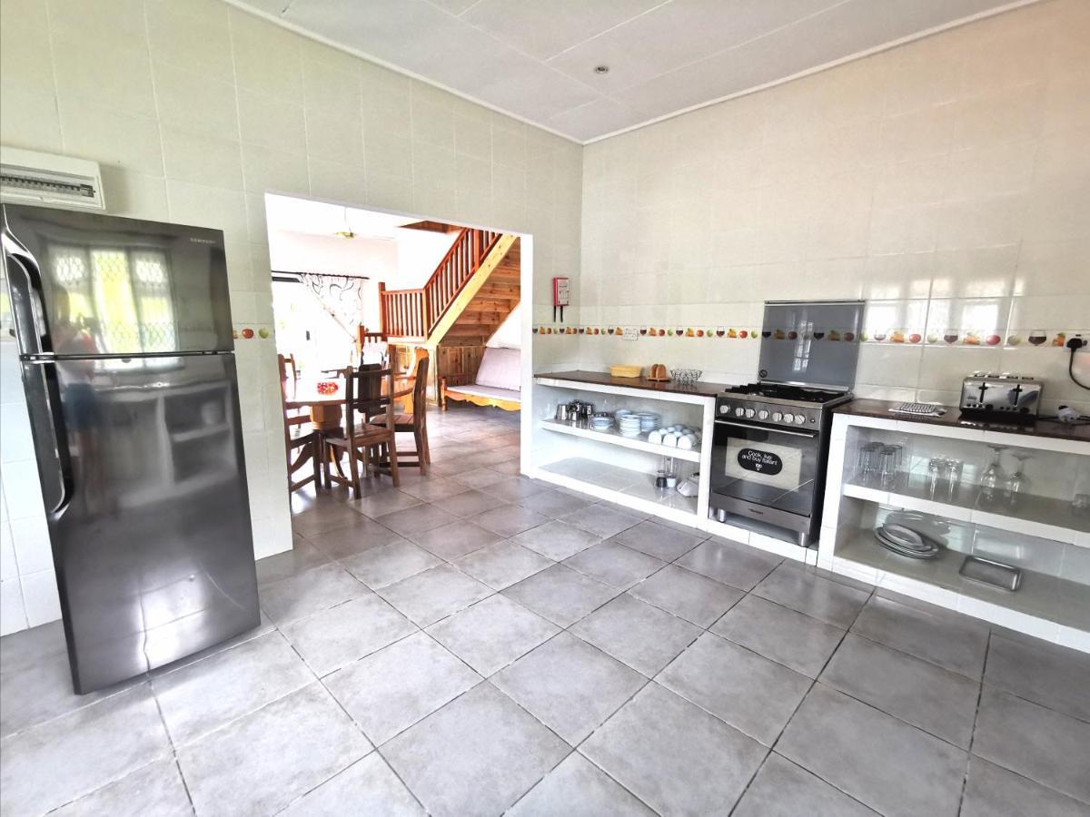 CHEZ MARVA Grande Villa COCO 3 à 12 personnes La Digue  Extérieur photo